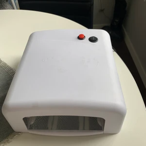 Uvlampa  - En uvlampa som bara använts för hemma bruk ett fåtal gånger. Det är fläckar på ovansidan av gelet annars väldigt bra skick. Den tvättas och desinfekteras innan jag skickar 🌻