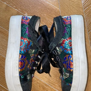 Embroidered sneakers - Beautiful embroidered sneakers purchased in Italy. Only worn a few times but there is damage on the inside of the right shoe. Purchased for 150€ Size 39 