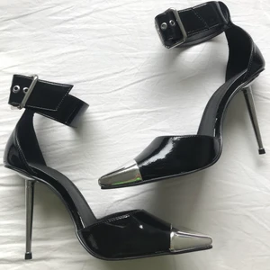 Svarta stilettklackar med silvriga detaljer  - Skorna är i nyskick och passar bra för bla extra spicy stunder. 