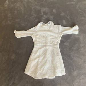 Spetsig klänning  - En jätte fin klänning i bra skick,har använt två gånger innan den blev för liten😊