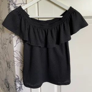 Svart blus från Gina Tricot - Svart blus från Gina Tricot i storlek XS. Svalt och skönt material. Köpt för ca 3 år sen men aldrig använd, jättefint skick. Frakt tillkommer.