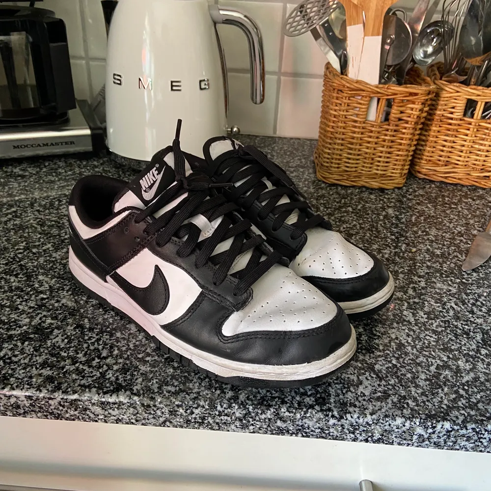 STEAL!!! Säljer mina dunks. Dem är i bra skick endast lite creasade. Säljer endast för  1100. Nypris cirka +/- 2500. Skor.