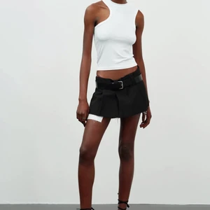 Source unknown kjol - Säljer helt ny och oanvänd kjol från source unknown i storlek S. Passar främst de som har XS-S i underdelar då den är ganska liten i storleken 