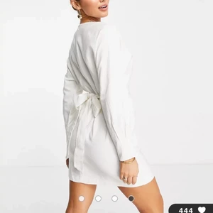 Studentklänning - Långarmad studentklänning från ASOS i storlek 36. Kom aldrig till användning då jag köpte en annan! Off white & lite tjockare tyg.                      Aldrig använd. Nypris 889kr