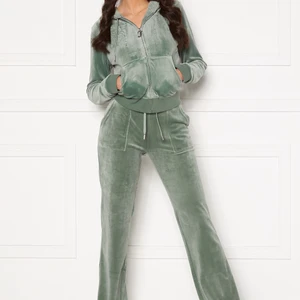 Gröna juicy couture - Säljer mitt juicy sett! Köpte från deras hemsida för 2100 kr. Köpte de för ungefär 3 månader sen men de är fortfarande i jättebra skick. Storlek xl men de sitter mer som L. Möts i Stockholm!