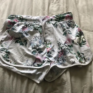 Fina mjukisshorts  - Mjukisshorts med växter på, spara använda, frakt tillkommer!