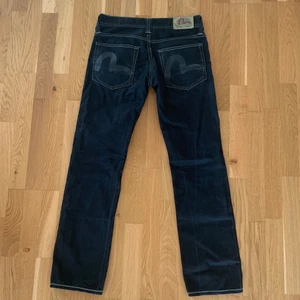 EVISU JEANS - Svarta Evisu jeans som passar storlek 30/32. Utmärkt skick.  Mått:  Midja 40 cm Inre söm 79 cm Benöppning 19 cm Hela yttersidan från midja till benöppning 100 cm