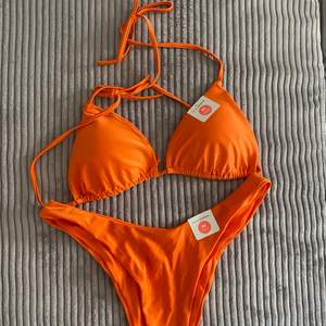 Orange bikini från Bik Bok, storlek M! Helt oanvänd med alla lappar kvar. Tyget är nästan lite skimrande, se sista bilden. ✨✨✨