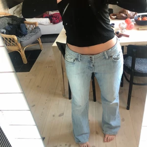 Ljusblå lågmidjade jeans - Så snygga lågmidjade jeans om tyvärr är för långa för mig. Bra kvalite🙌🏼💞
