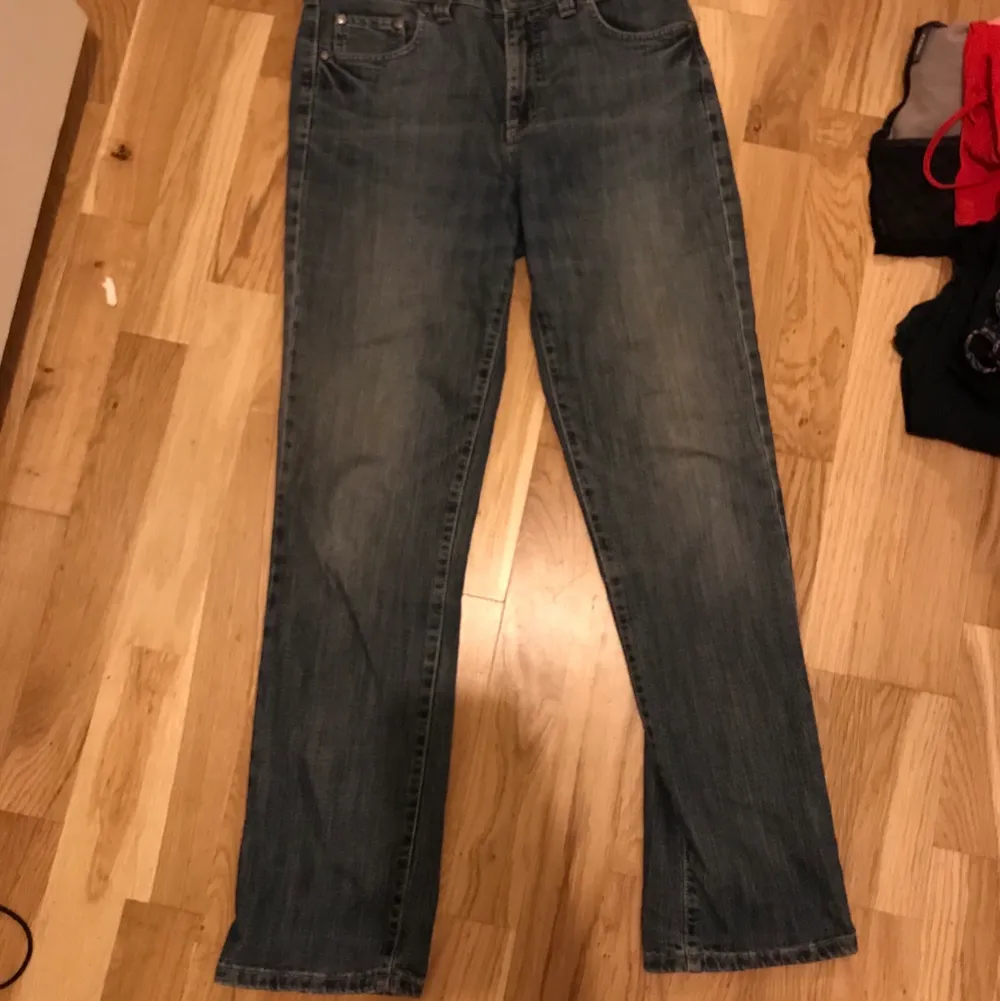 Snygga bootcut jeans med coola backfickor. Jeans & Byxor.