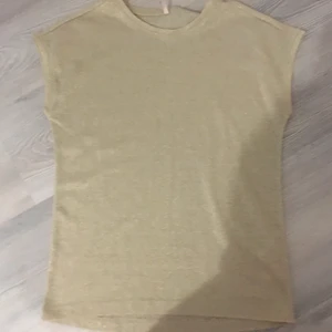 Guldglittrig topp - En guldglittrig topp ifrån kidsonly i barnstorlek 146/152. Den är endast använd en gång och är lite guldigare än vad den ser ut på bild. Den säljes för 70 kr +frakt