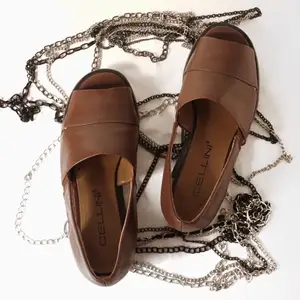 Stilrena läder sandaler i högkvalitet med dämpande innersula från märket Cellini. I mycket gott skick!🌸(Nästan som ny)  Storlek: 36 Pris: 200kr + frakt