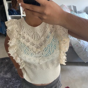Stickad zara topp - Säljer denna super snygga zara topp! Säljer då den inte används så mycket. Tryck inte på köp direkt!!