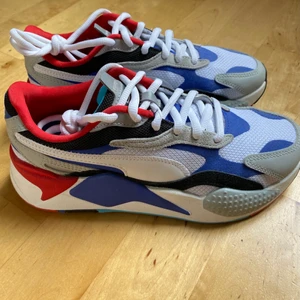 Puma RS-X PUZZLE  - Säljer mina Puma RS-X PUZZLE skor då de aldrig kommer till användning. Har använt totalt 2 gångar så dom är inprincip helt i nyskick. Skokartongen kommer med på köpet✨