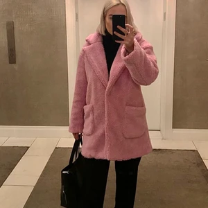 Forever21 vinterkappa - Säljer min vinterkappa från Forever21. Använd men i gott skick. Riktigt snygg, stilren och skön! 