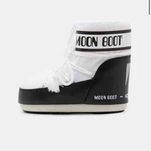 Moon boots - Säljer mina vita moonboots, sköna och varma till vinter och höst!💕 nypris: 1345, säljs för 800 då dem är lite smutsiga men går att tvätta. 