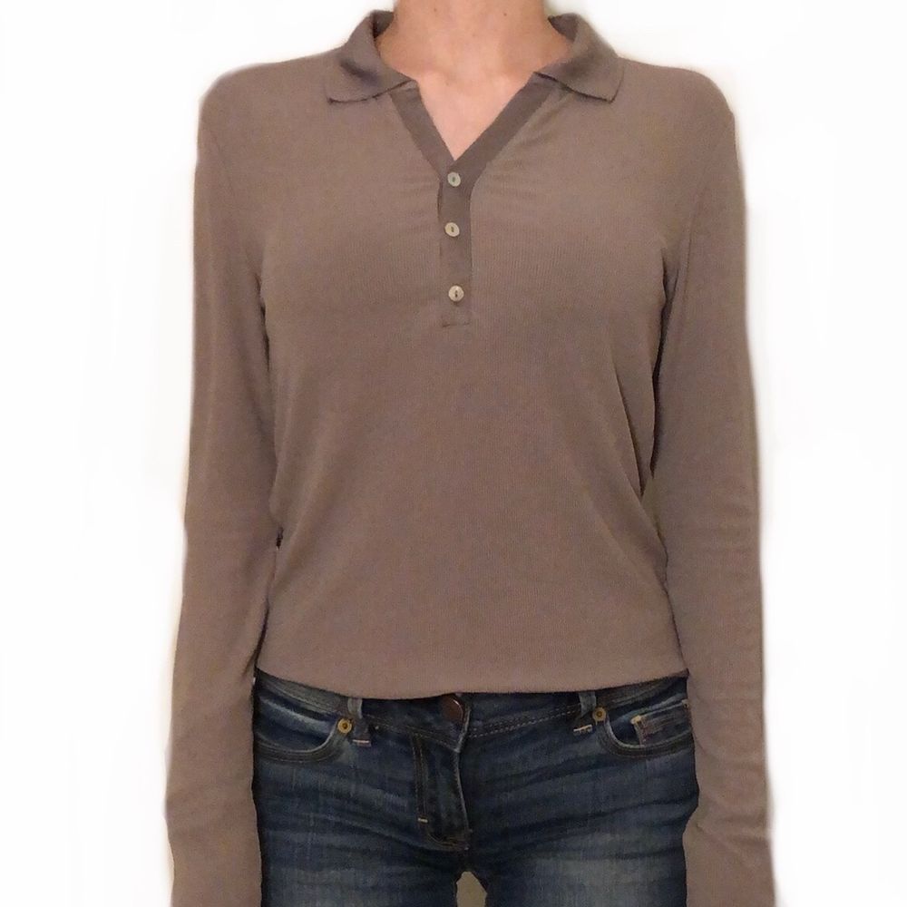 Fin grå/brun ribbad långärmad tröja med skjortkrage från Zara. Hyfsat tunn i materialet så skulle snarare kalla den för en långärmad t-shirt. Men den är inte genomskinlig. Tvivla inte att fråga om det är något du undrar över! 🤍. Blusar.