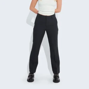 Bikbok kostymbyxor  - Säljer dom här kostymbyxorna, pga att dom inte kommer till användning, dom är från Bikbok och är i st 34. Dom är typ helt nya, och bara använda ett fåtal gånger, dom är i bra skick, köpte dom för 400kr