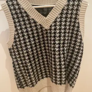 Säljer denna stickade ”tröjan” eller vad de kallas från shein, använt några gånger men slutade komma till användning. Behövs de mer bilder? Bara att skriva på dm😇