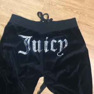 Juicy couture - Säljer juicy couture med alla diamanter kvar💕storlek M men passar andra storlekar också. Nypris 1100kr