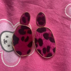 leopard örhängen  - superfina leopard örhängen som inte kommer till användning längre!!