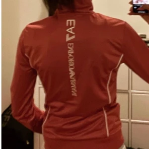 Armani zip tröja från JD store nyskick  - Armani EA7 zip rosa  Köpt på JD store. Slutsåld färg  Säljer byxorna i separat annons  Hela tracksuiten kostade 1620kr Nyskick !!