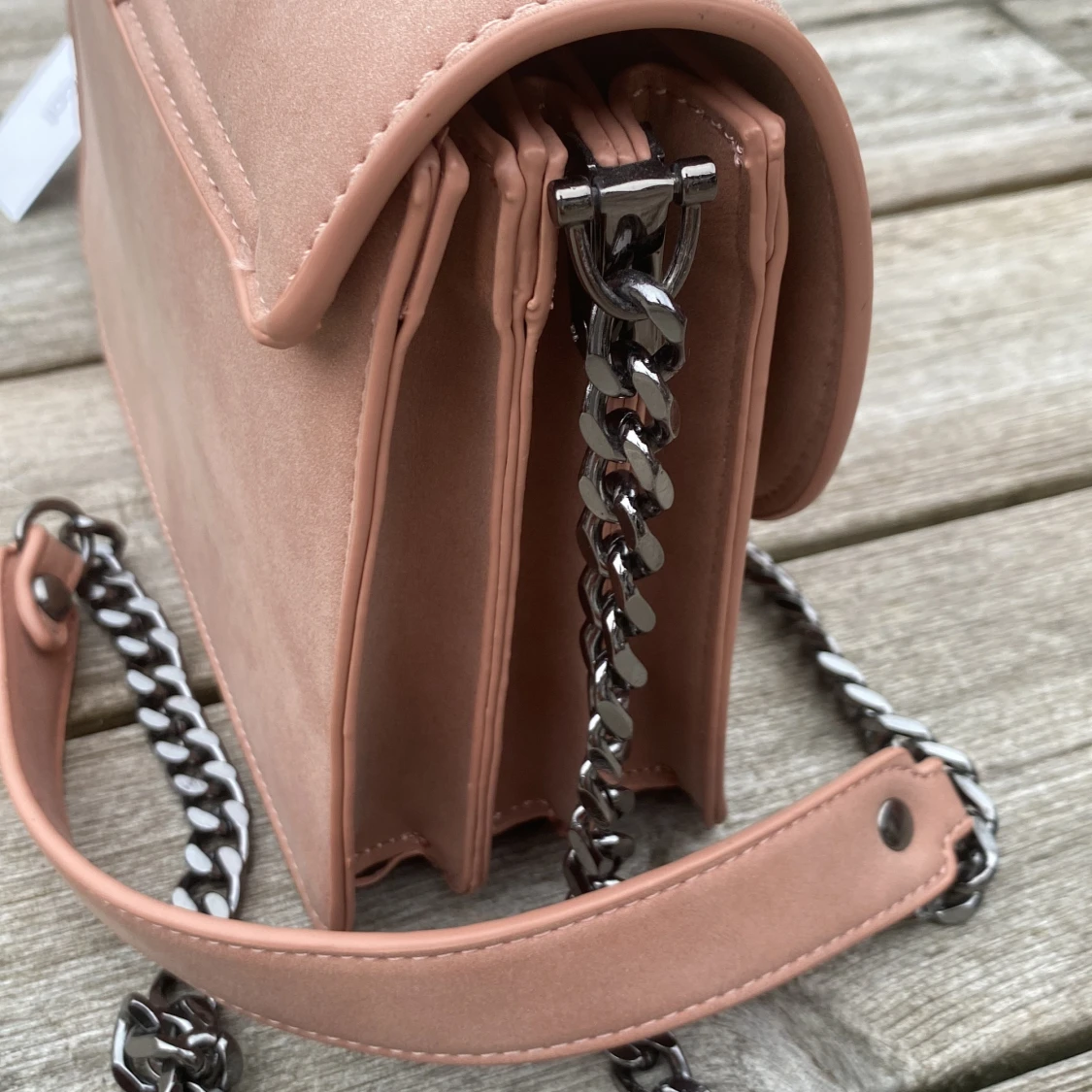 NY axelväska med lappar Ginatricot  - 90