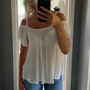 Vitt somrigt linne - Vitt somrigt linne med volag på armarna från Gina Tricot i storlek 34. Lite genomskinlig men superskönt och svalt material. Använd en gång så är i jättefint skick. Frakt tillkommer, kan alt mötas upp i Gävle.