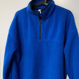 Nästan aldrig använd supeeer mysig blå halv zip up sweater från H&M 