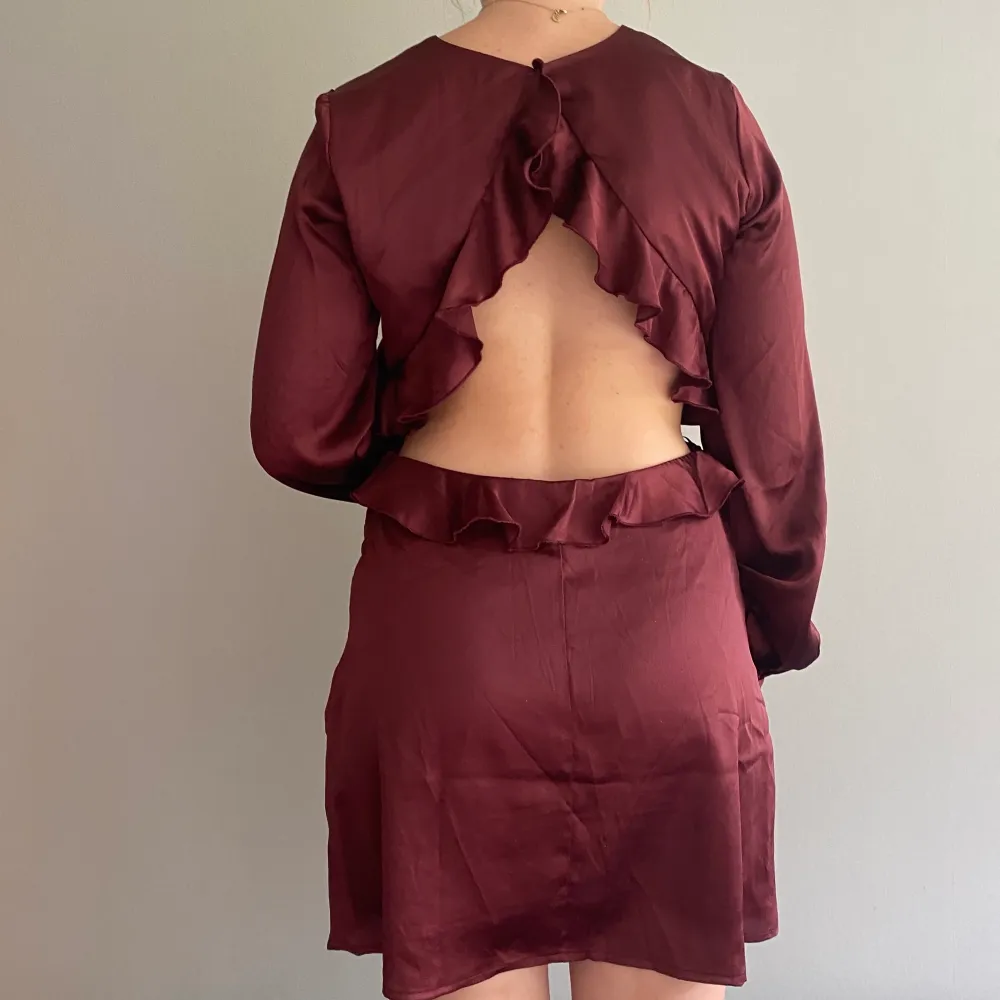Snygg vinröd silkesklänning. Kläningen är kort med en helt öppen rygg. Du betalar frakten själv💕. Klänningar.