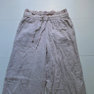 Linnebyxor - Jag säljer mina linnebyxor som jag vuxit ur. Dem är i storleken 140 och har färgen bege med vita ränder. 50kr plus frakt