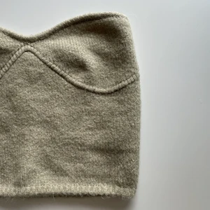 Stickad tubtopp - Stickad grön/beige tubtopp från Zara. Helt oanvänd.