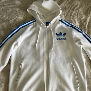 M - Vit adidas tröja med luva. Storlek Medium. Dragkedjor på fickorna. Bra skick. 