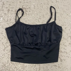 Topp - Super fin topp från hm i storlek S med reglerbara band! Använd få gånger så i ny skick!✨❤️ Pris kan diskuteras