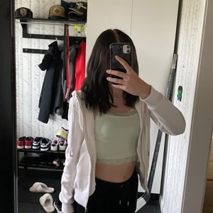 Vit tröja  - Vit tröja med luva och dragkedja, från H&M 