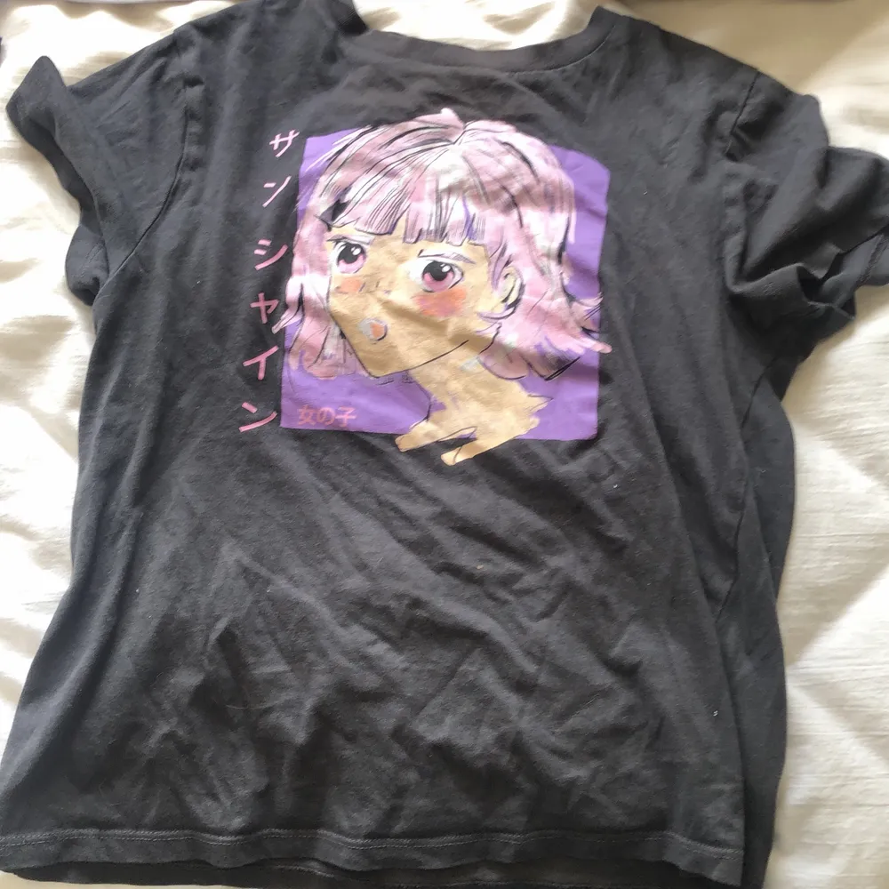 Hej säljer denna anime tröja kan hämta sup eller skickas . T-shirts.