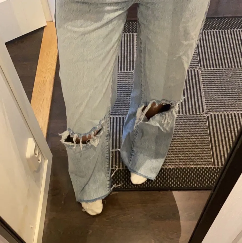 säljer dessa jeans från gina med hål på knäna för dom ej kommer till användning🤍🤍(stora i storleken). Jeans & Byxor.