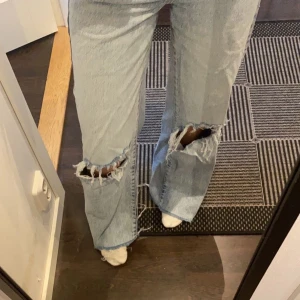 jeans med hål - säljer dessa jeans från gina med hål på knäna för dom ej kommer till användning🤍🤍(stora i storleken)