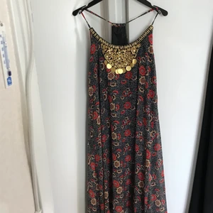 Maxi kläning, "Boho Style" Stl 40 - Maxi Klänning, bohemisk stil. Storlek 40. Nyskick endast provad, pga för stor upptill för mig som har Väldigt liten byst.