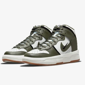Nike dunk high up ’cargo khaki’ - Säljer ett par dunks pga de inte kommer till användning tyvärr. Perfekt nu till hösten! Skicka dm vid intresse🌹  Pris kan diskuteras vid snabb affär