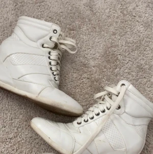 Vita skor - Vita Isabel marant liknande skor ifrån Åhléns. Strl 38 o i fint skick. Lite smutsiga på bilden men de går lätt att tvätta bort💕