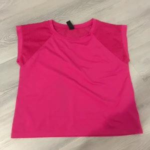 Ros träningstopp - Jag säljer min rosa träningstopp i storlek 146/152. På ryggen så är det nät längst upp som ni ser på bilderna. Jag säljer den för 30 kr + frakt men priset går att diskutera. Kolla gärna in mina andra annonser. :)