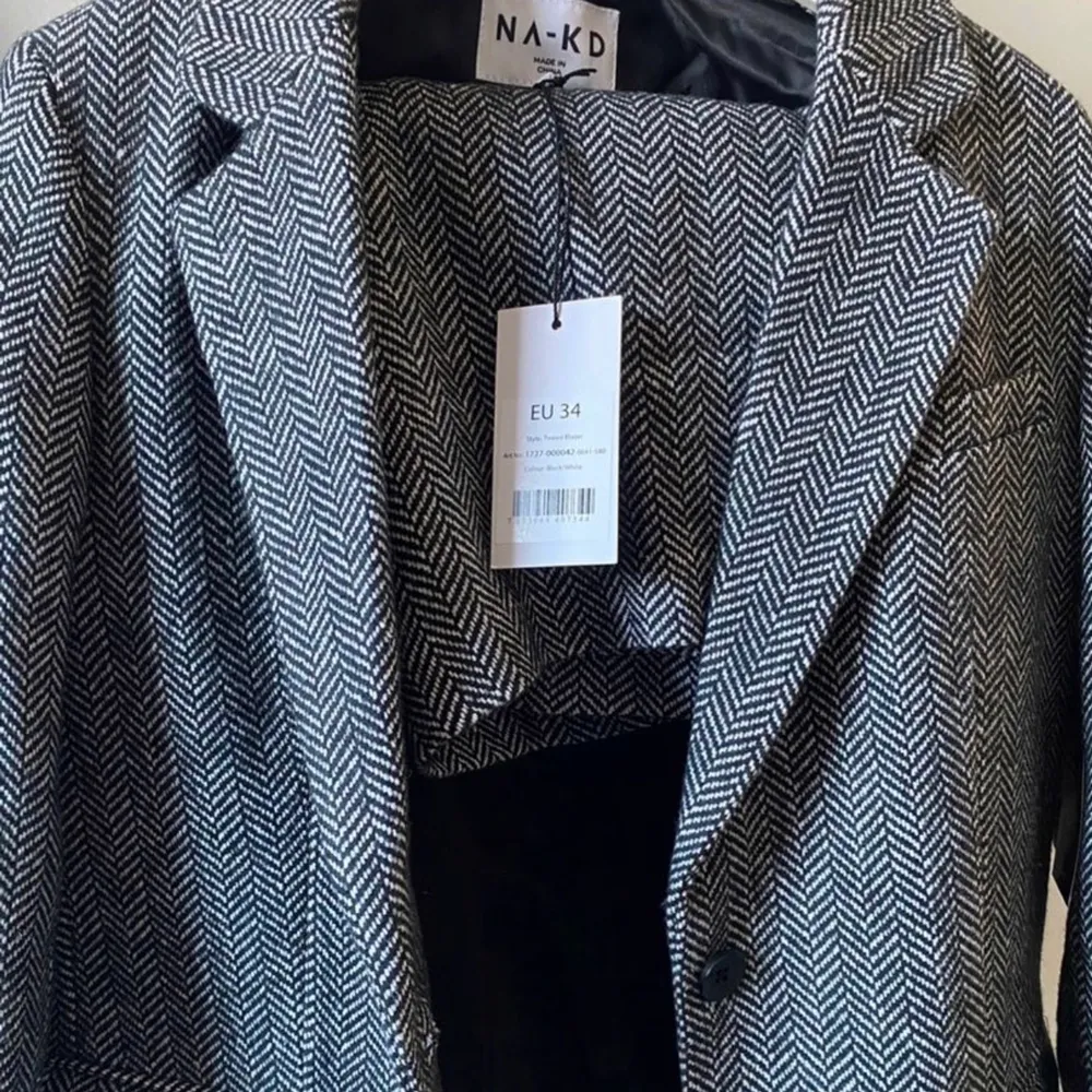 Säljer en kjol samt en blazer från Moa Mattssons kollektion med NA-KD. Båda i storlek 34. Klädesplaggen är helt oanvända och i nyskick, endast provade. Prislapparna sitter forfarande kvar.  Säljer kjolen separat för 200 kronor och blazern för 450 kronor. Kostymer.