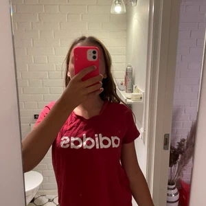 Aidas tröja  - En röd adidas tröja 
