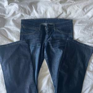 Jättefina lågmidjade jeans från Wrangler. Tyvärr för små, även dessa köpa på Zalando Zircle. Storlek 27/32 och väldigt långa på mig som är 175/176.
