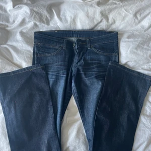Lågmidjade jeans från Wrangler - Jättefina lågmidjade jeans från Wrangler. Tyvärr för små, även dessa köpa på Zalando Zircle. Storlek 27/32 och väldigt långa på mig som är 175/176.
