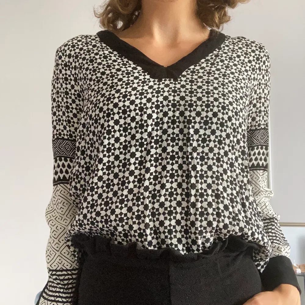 En fin skön luftig tröja från H&M. Med vackra svartvita mönster. I bra skick! . Tröjor & Koftor.
