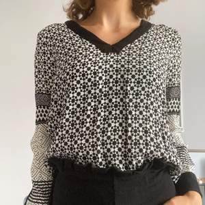 En fin skön luftig tröja från H&M. Med vackra svartvita mönster. I bra skick! 