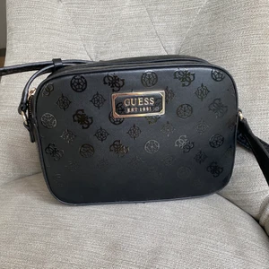 Guess väska - Använd ett fåtal gånger, som nyskick. Köpt från Boozt.