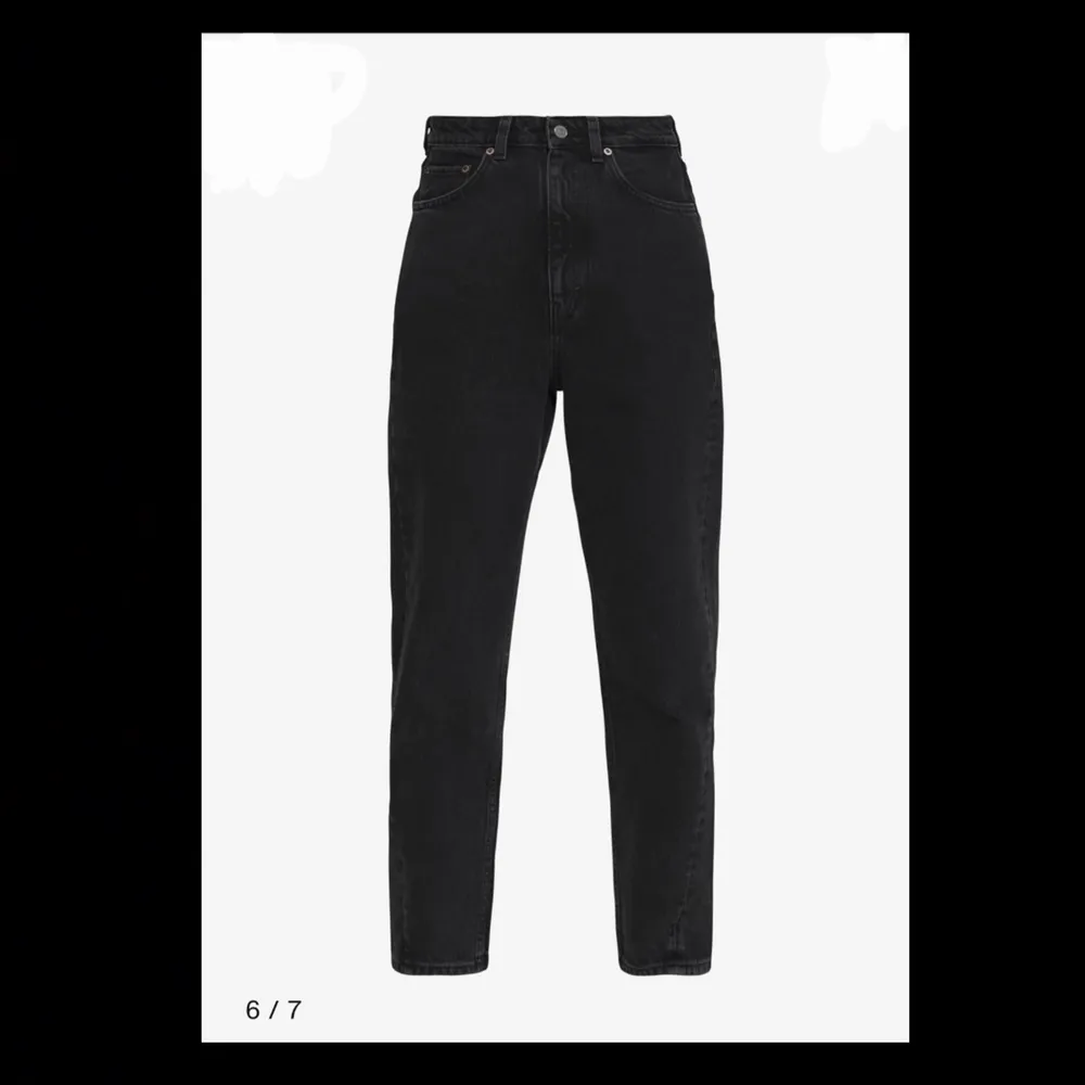 Svarta högmidjade mom jeans från weekday. Modellnamn: MEG storlek 24/28. Använda men i bra skick. Köpta för 500kr säljer för 200kr. Köparen står för frakt. . Jeans & Byxor.